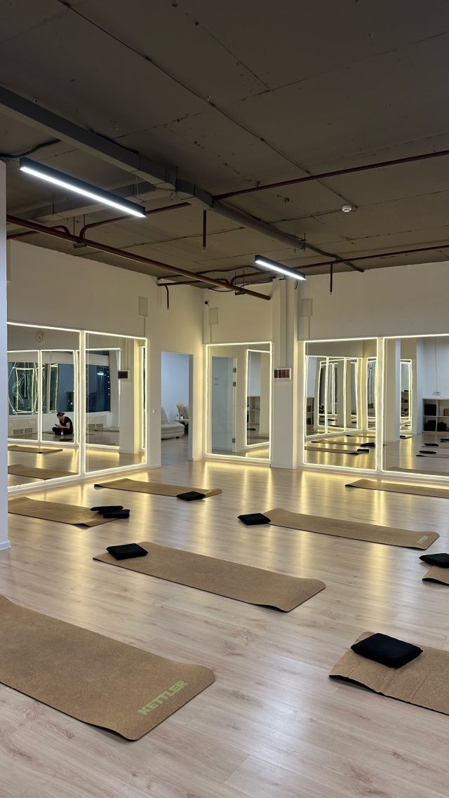 Зал Soft Fitness с ковриками и зеркалами